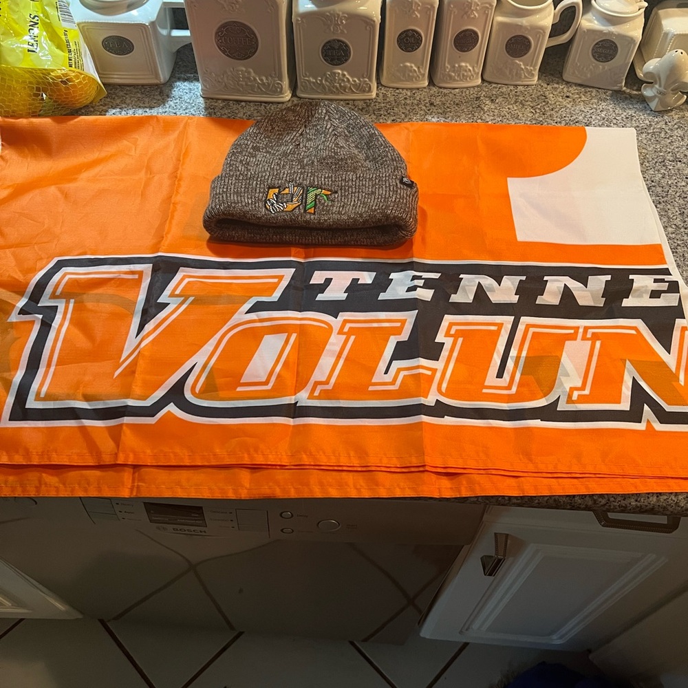 Tennessee Vols Flag & New Era Beanie Combo